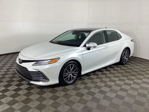 Used 2023 Toyota Camry XLE FWD image 5