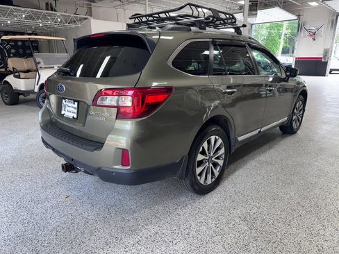 Used 2017 Subaru Outback 3.6R Touring AWD/4WD image 3