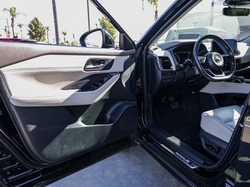 Used 2023 Nissan Rogue SL w/ SL Premium Package image 13