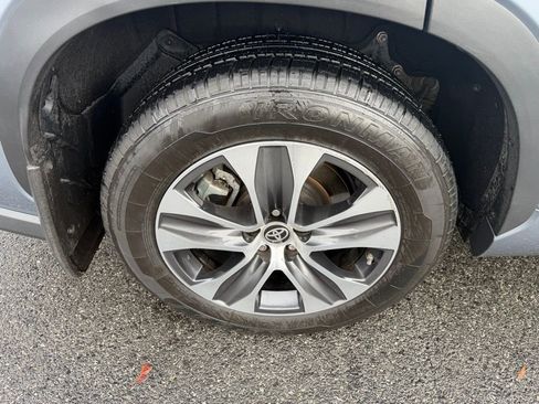 Used 2023 Toyota Highlander XLE image 14