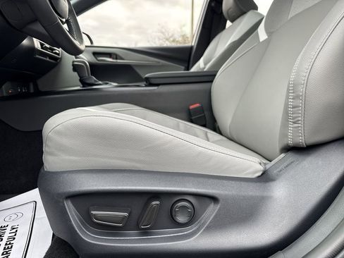 Used 2025 Toyota Camry SE image 12