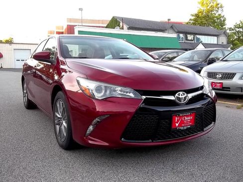 Used 2017 Toyota Camry SE w/ Moonroof Package FWD image 5