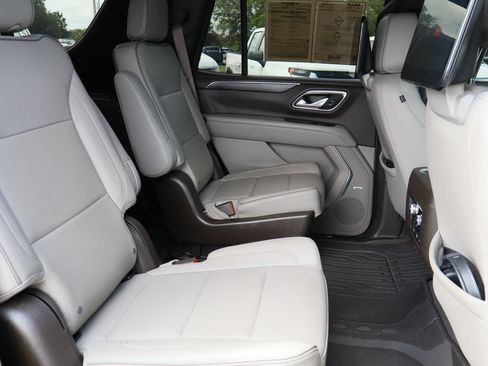 Certified 2023 GMC Yukon SLT w/ SLT Premium Package AWD/4WD image 32