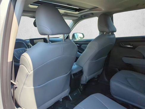 Used 2025 Toyota Highlander XLE FWD image 22
