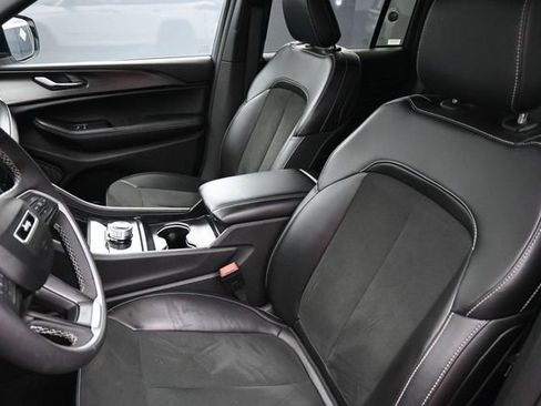 Used 2025 Jeep Grand Cherokee Altitude AWD/4WD image 15