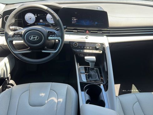 Certified 2025 Hyundai Elantra Limited FWD image 10