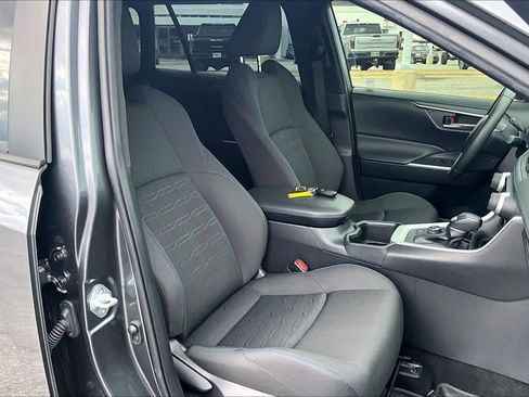 Used 2022 Toyota RAV4 SE image 9