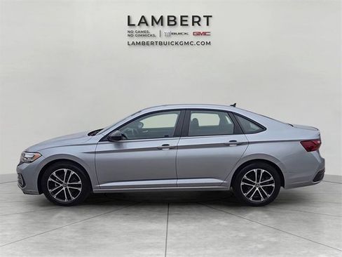 Used 2022 Volkswagen Jetta Sport image 2