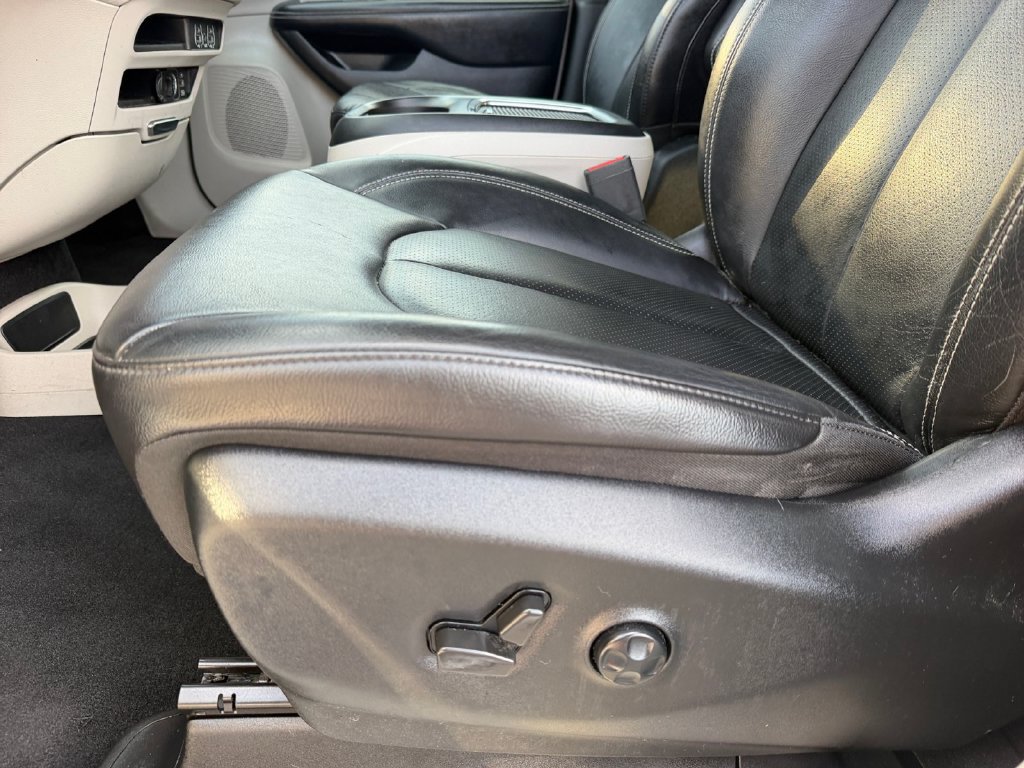 Used 2022 Chrysler Pacifica Touring-L FWD image 11
