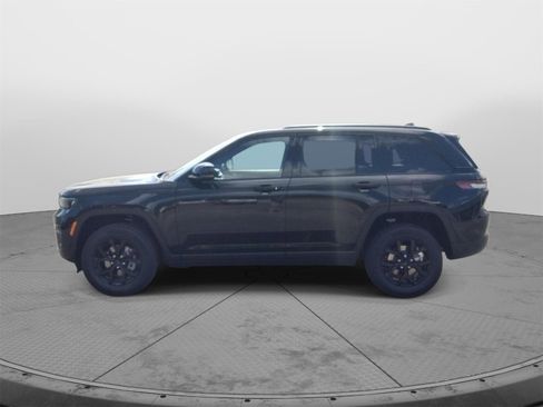New 2025 Jeep Grand Cherokee Altitude image 2