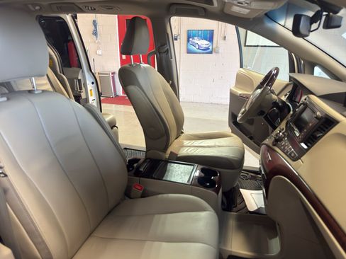 Used 2014 Toyota Sienna Limited w/ Limited Premium Package FWD image 23