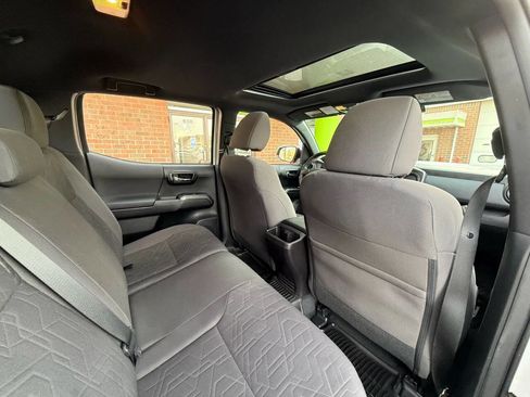 Used 2016 Toyota Tacoma TRD Sport image 17