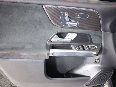Used 2023 Mercedes-Benz GLB 250 4MATIC image 10