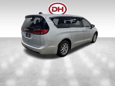 Used 2024 Chrysler Pacifica Touring-L FWD image 13