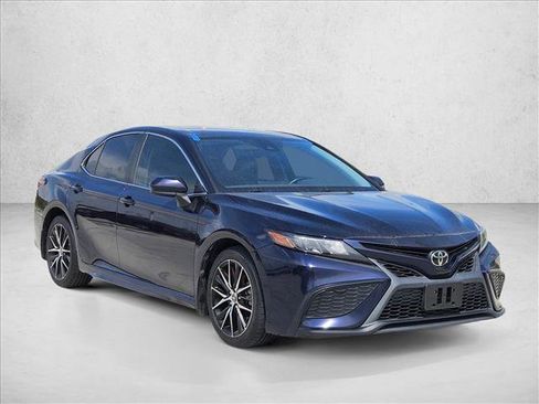 Used 2021 Toyota Camry SE image 3