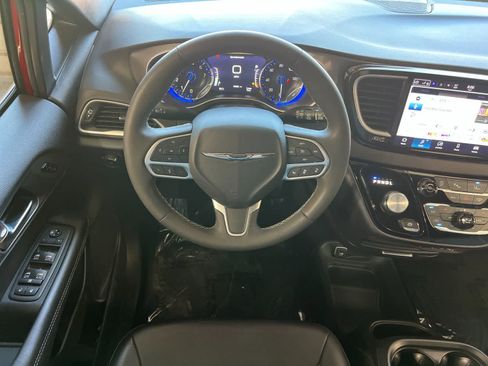 Used 2025 Chrysler Pacifica Select FWD image 15