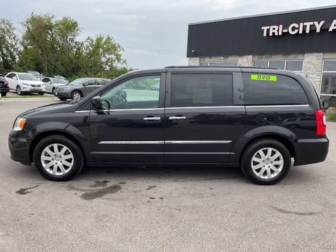 Used 2015 Chrysler Town & Country Touring w/ Driver Convenience Group FWD image 3