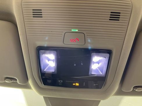 Used 2025 Volkswagen Atlas SE image 32