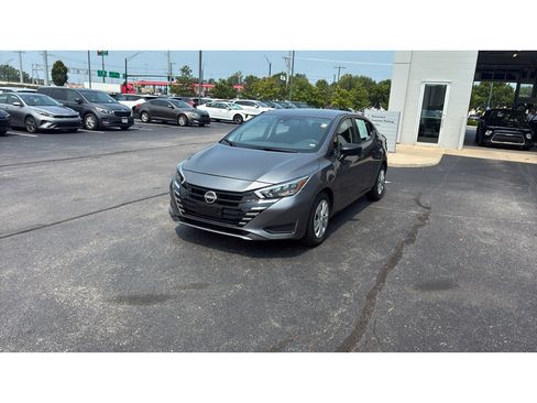 Used 2025 Nissan Versa S FWD image 3
