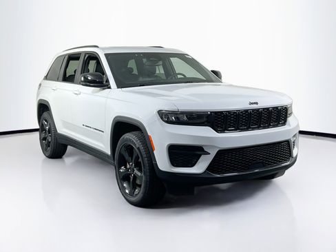 Used 2023 Jeep Grand Cherokee Altitude AWD/4WD image 3