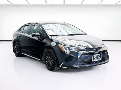 Used 2025 Toyota Corolla LE FWD image 3
