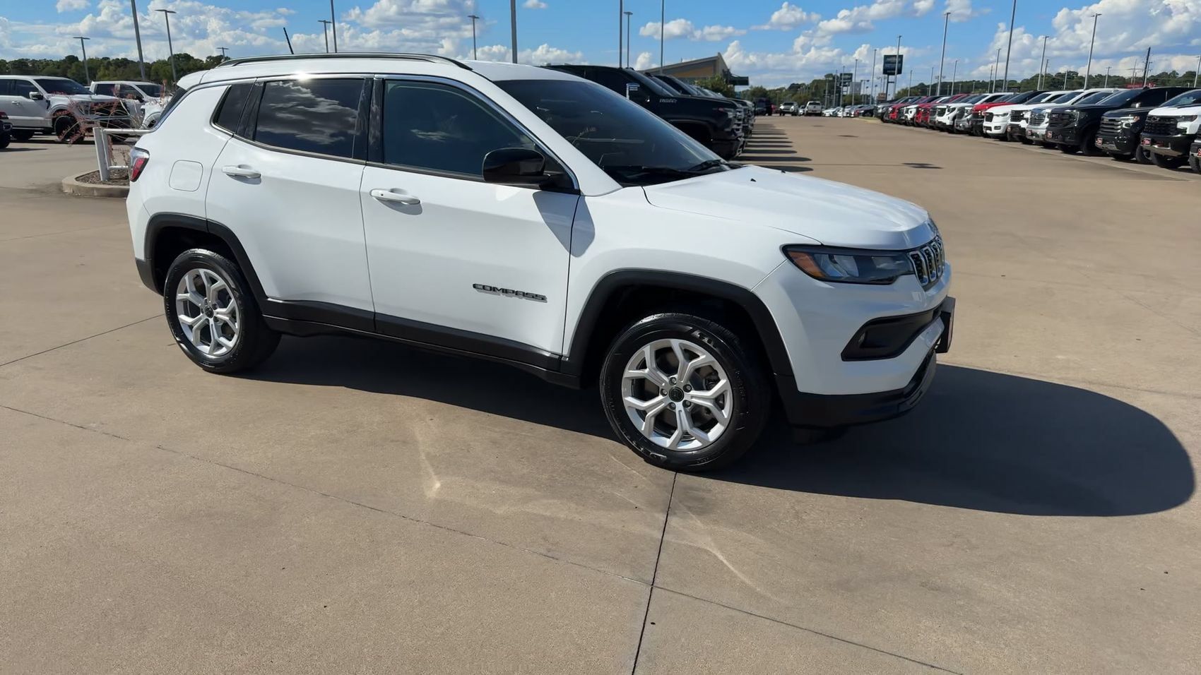 Used 2025 Jeep Compass Latitude AWD/4WD image 3