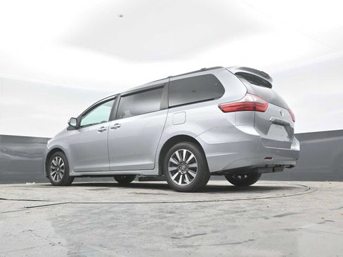 Used 2020 Toyota Sienna XLE w/ XLE Navigation Package AWD/4WD image 23