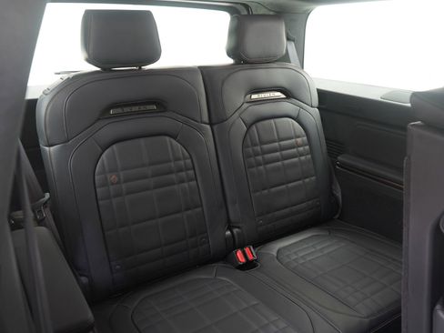 Used 2025 Rivian R1S Premium image 16