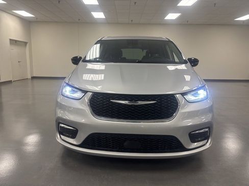 Used 2024 Chrysler Pacifica Touring-L image 2