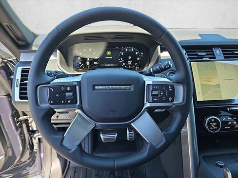 Used 2025 Land Rover Discovery Dynamic SE AWD/4WD image 18