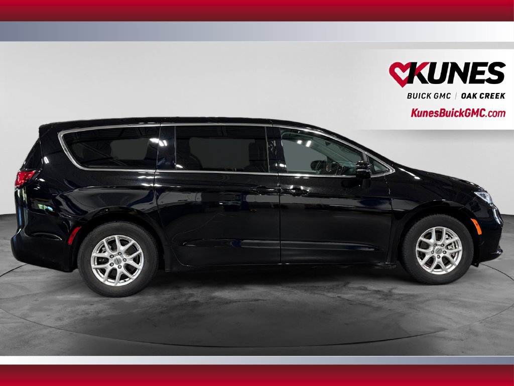 Used 2024 Chrysler Pacifica Touring-L FWD image 12