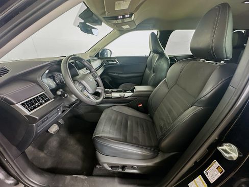 Used 2025 Mitsubishi Outlander SE FWD image 13