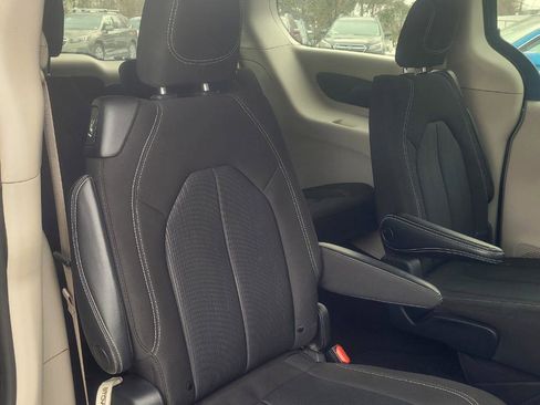 Used 2022 Chrysler Voyager LX image 25