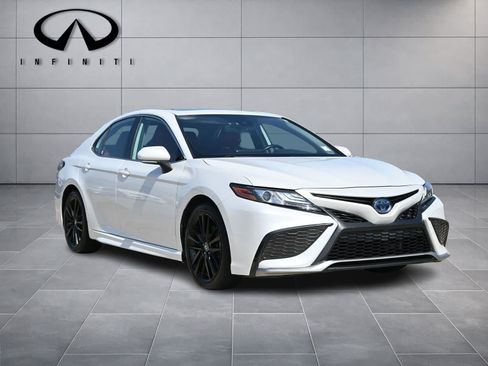 Used 2021 Toyota Camry XSE FWD image 3