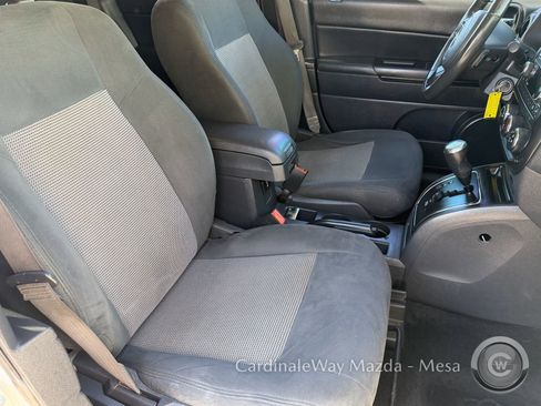 Used 2017 Jeep Patriot Latitude AWD/4WD image 11