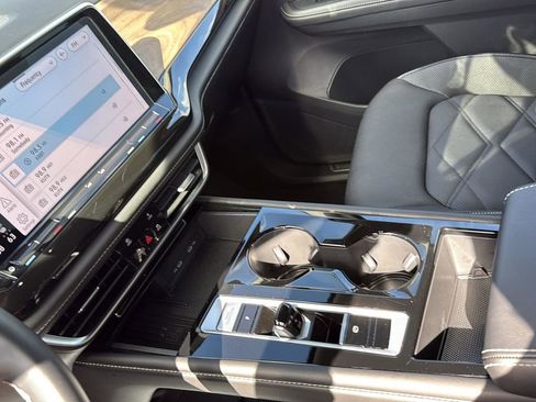 Used 2025 Volkswagen Atlas SE image 21