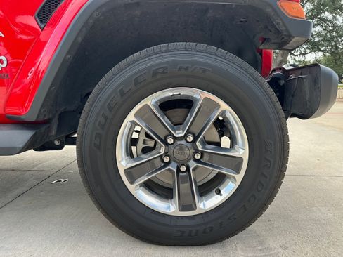 Used 2019 Jeep Wrangler Unlimited Sahara image 9