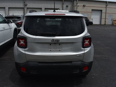 Used 2017 Jeep Renegade Latitude FWD image 3
