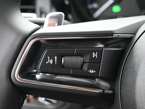 Certified 2025 Porsche Macan image 19