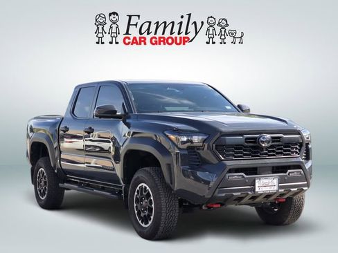 Used 2025 Toyota Tacoma TRD Off-Road w/ TRD Off Road Premium Package AWD/4WD image 2