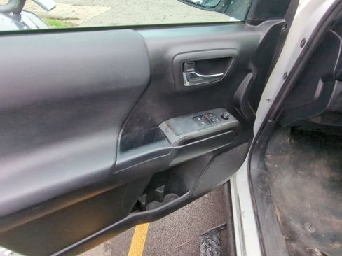 Used 2019 Toyota Tacoma TRD Off-Road w/ Technology Package image 9