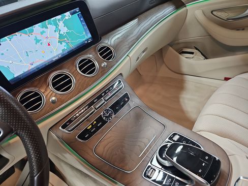 Used 2018 Mercedes-Benz E 400 4MATIC Sedan image 25