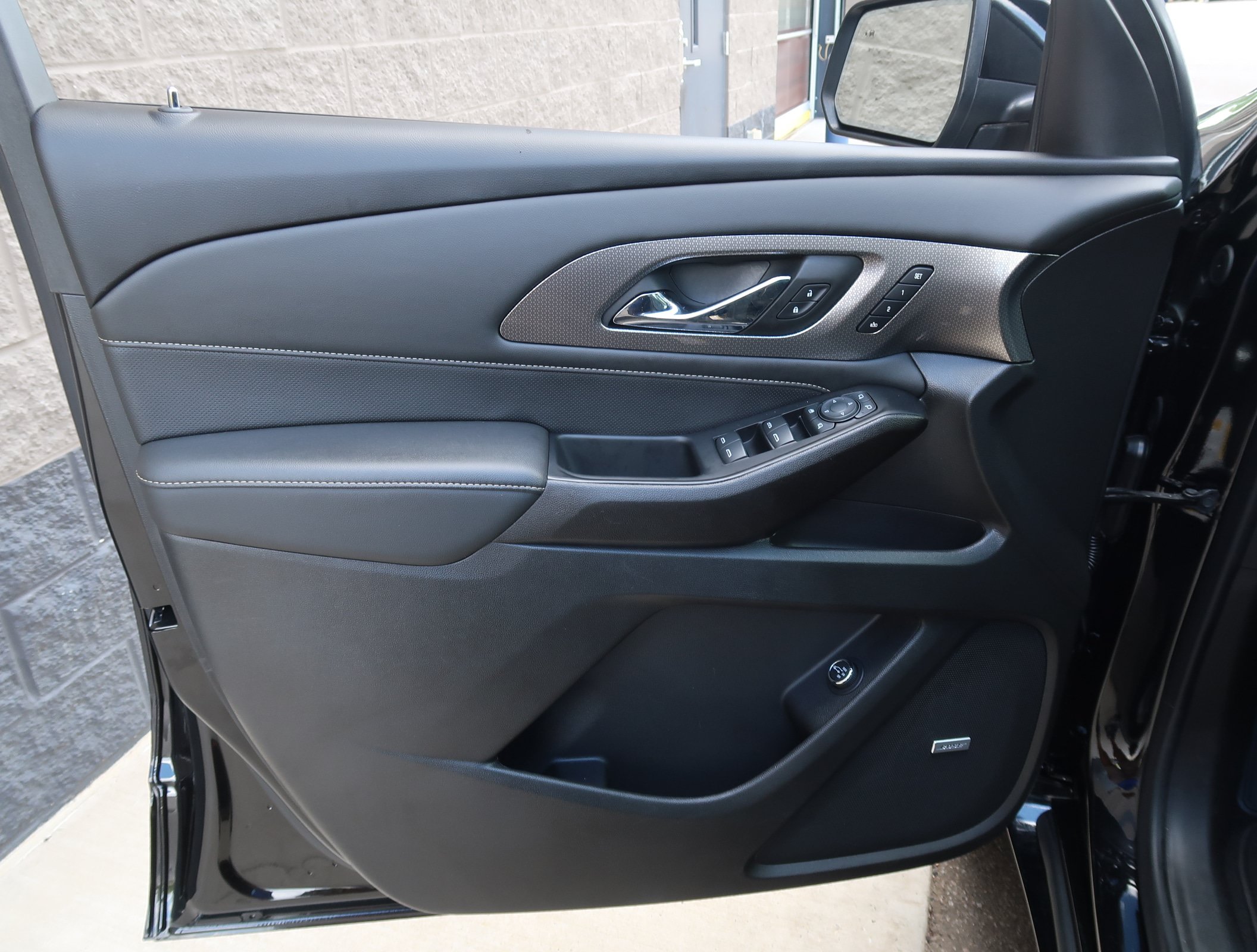 Used 2023 Chevrolet Traverse Premier w/ LPO, Cargo Package FWD image 17