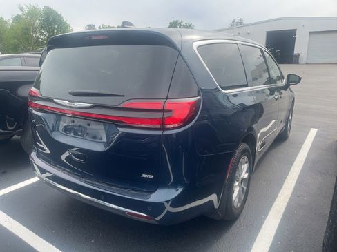 Used 2025 Chrysler Pacifica Select AWD/4WD image 3