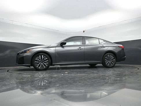 Used 2025 Nissan Altima 2.5 SV FWD image 61