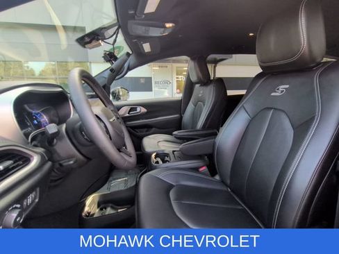 Used 2024 Chrysler Pacifica Limited FWD image 19