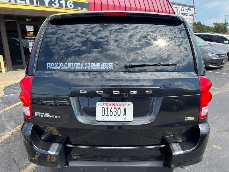 Used 2018 Dodge Grand Caravan SE w/ UConnect Hands-Free Group FWD image 11