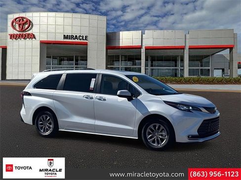 Used 2023 Toyota Sienna XLE image 1