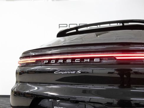 Certified 2025 Porsche Cayenne S AWD/4WD image 15