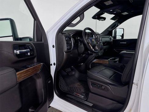 Used 2022 Chevrolet Silverado 2500 High Country w/ Z71 Off-Road Package AWD/4WD image 3